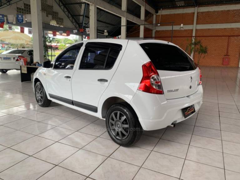 RENAULT - SANDERO - 2010/2011 - Branca - R$ 28.500,00