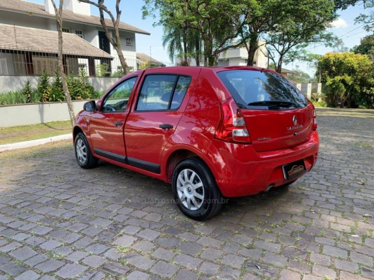 RENAULT - SANDERO - 2011/2012 - Vermelha - R$ 31.900,00