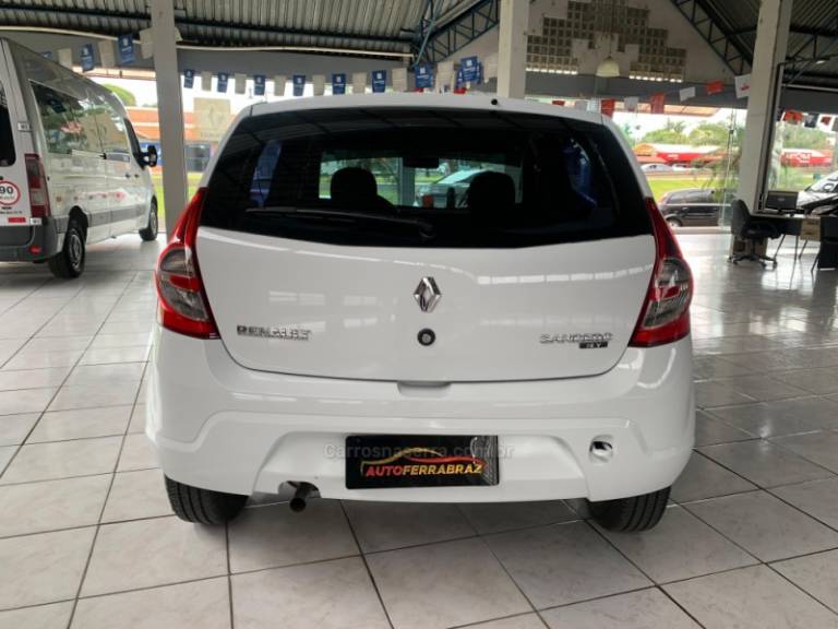 RENAULT - SANDERO - 2010/2011 - Branca - R$ 28.500,00