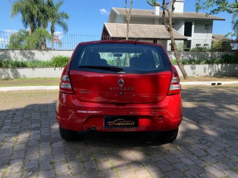 RENAULT - SANDERO - 2011/2012 - Vermelha - R$ 31.900,00