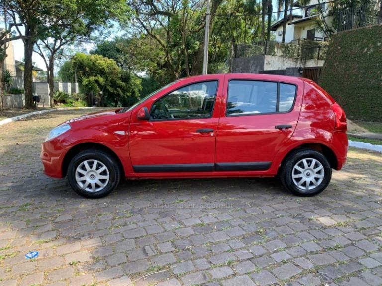 RENAULT - SANDERO - 2011/2012 - Vermelha - R$ 31.900,00