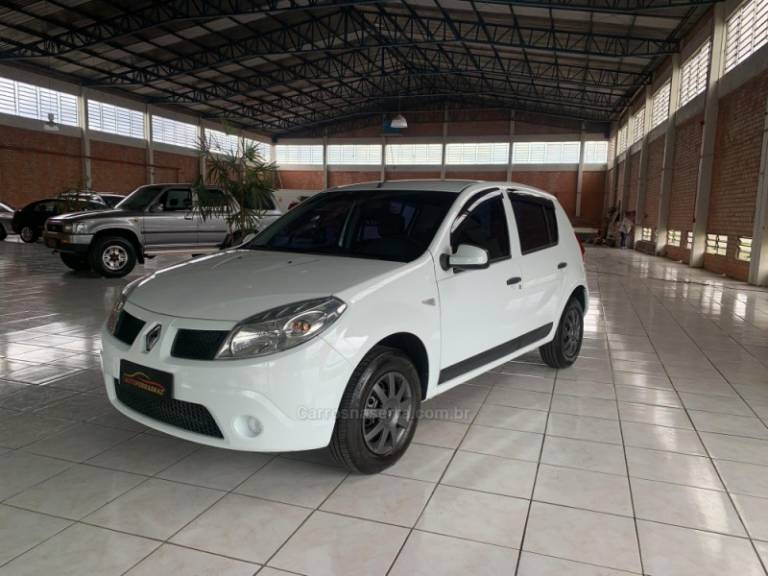 RENAULT - SANDERO - 2010/2011 - Branca - R$ 28.500,00